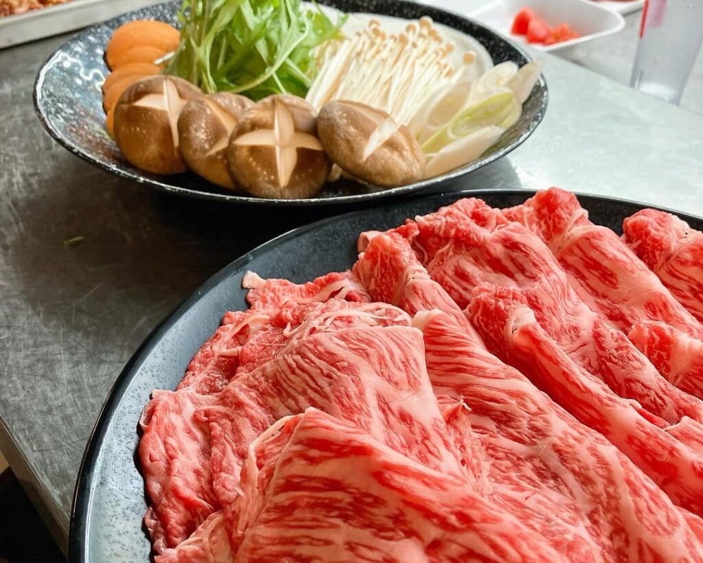 松阪市内で開催されたディズニーパレードは寒くてすき焼きが人気