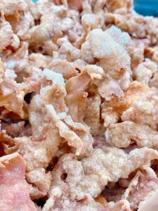 霜ふり本舗の名物「とり皮せんべい」