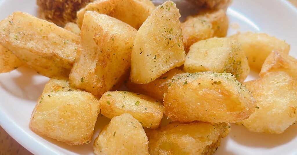 外はカリッと中はホヤホヤなんともいえない食感のじゃがころ(のり塩)約170g 272円(税込)