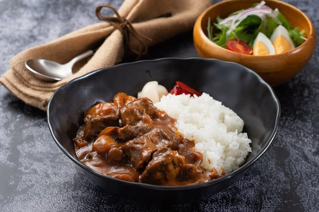 松阪牛のビーフカレーって美味しいですよね🤭松阪牛の小間切れ、すじ肉、スネ肉を、、どれでもいいので少し入れてみてください！