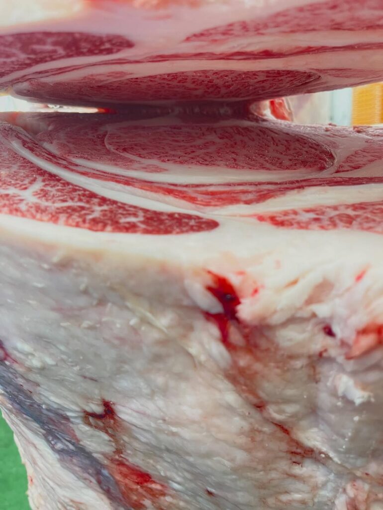 松阪牛の一頭買いの方必見!枝肉の解体が見学できます😳➁