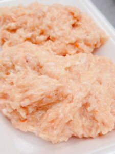 秋は鍋料理に最適の時期!鶏つくねがおすすめです。100g/157円(税込)