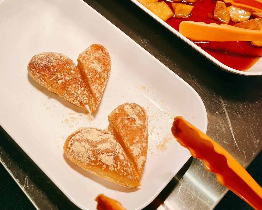 人気ハート型の揚げパンも焼肉ビュッフェで食べ放題