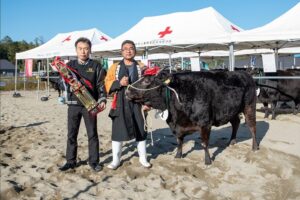 「第58回多気町肉牛共進会」が令和7年11月15日(土)複合リゾート施設VISONの「旅籠(はたご)」駐車場前広場にて開催されました。今回のせり市では 以下の6頭を落札させていただきました。 (1)