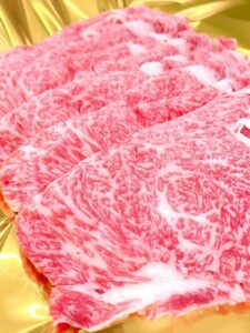 当店の松阪牛すき焼き肉は、最高級の松阪牛の豊かな旨みととろける食感を、ご家庭で堪能していただけるギフトに最適な逸品です。インターネット通販で全国にお届けしますので、ぜひ贈り物に選んでみてはい