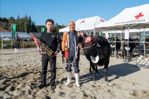 「第58回多気町肉牛共進会」が令和7年11月15日(土)複合リゾート施設VISONの「旅籠(はたご)」駐車場前広場にて開催されました。今回のせり市では 以下の6頭を落札させていただきました。 (3)