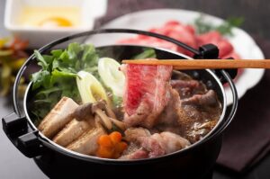 肌寒くなる季節の変わり目にすき焼きが最高のごちそうとなるのには、理由があります。😊😊松阪牛の上質な脂が溶け出し、甘辛い割り下と絡み合うことで、体の中からじんわりと温まり、心まで満たされる