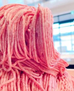 月曜日の特売品は、松阪牛入り合挽ミンチ！100gあたり162円です。松阪牛肉50%と三重県産豚肉50%を使用肉の柔らかさにこだわった2度挽きミンチ！どんなお料理にもお使いいただけます。#三重