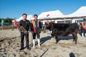 「第58回多気町肉牛共進会」が令和7年11月15日(土)複合リゾート施設VISONの「旅籠(はたご)」駐車場前広場にて開催されました。今回のせり市では 以下の6頭を落札させていただきました。 (2)