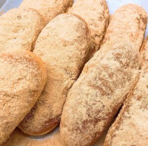 揚げたての揚げパンが、美味しすぎます!外はカリッと、中はふんわりとした食感がたまらない一品です。香ばしい香りが漂い、ついつい手が伸びてしまいます。おやつや軽食にぴったりで、特にお子様にも大人