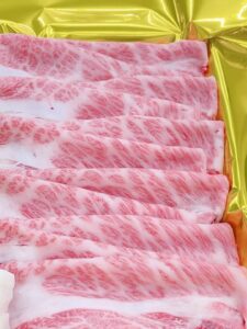 お歳暮のご注文増えてきました!松阪牛は、贈り物として年齢を問わず喜ばれる料理の幅が広い(すき焼き・しゃぶしゃぶ・焼肉・ステーキ)という理由からお歳暮ギフトとして非常に人気があります。お世話に