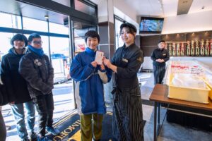 2025年12月29日・30日・31日に開催された三重県松阪市の精肉店 霜降り本舗の霜ふりまつりで先頭に並んだお客様