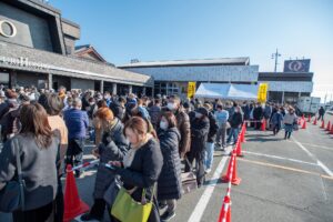2025年12月29日・30日・31日に開催された三重県松阪市の精肉店 霜降り本舗の霜ふりまつりのために店頭に並んだお客様
