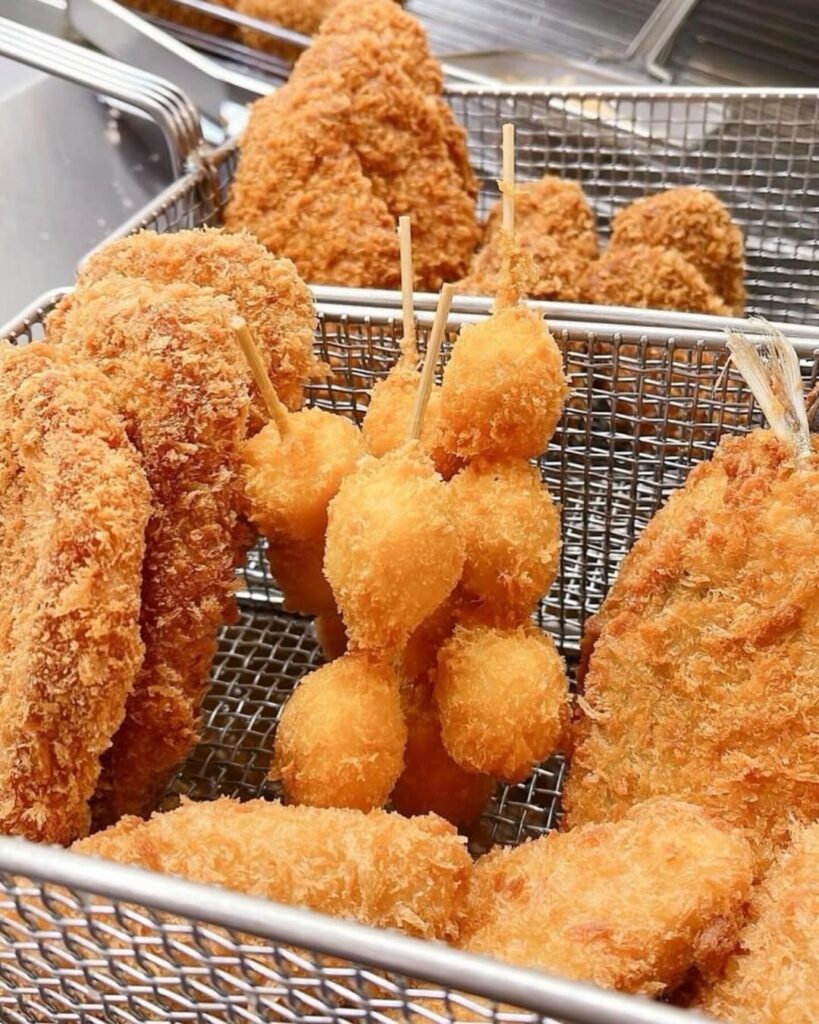 年内揚げ物やってます！27日まで通常通り揚げ物可能28日〜31日コロッケ、ミンチカツ、唐揚げ各5個入り揚げた状態で販売します。みんな来てね🤭#三重県おすすめ#松阪牛コロッケ#霜ふり本舗ドリ