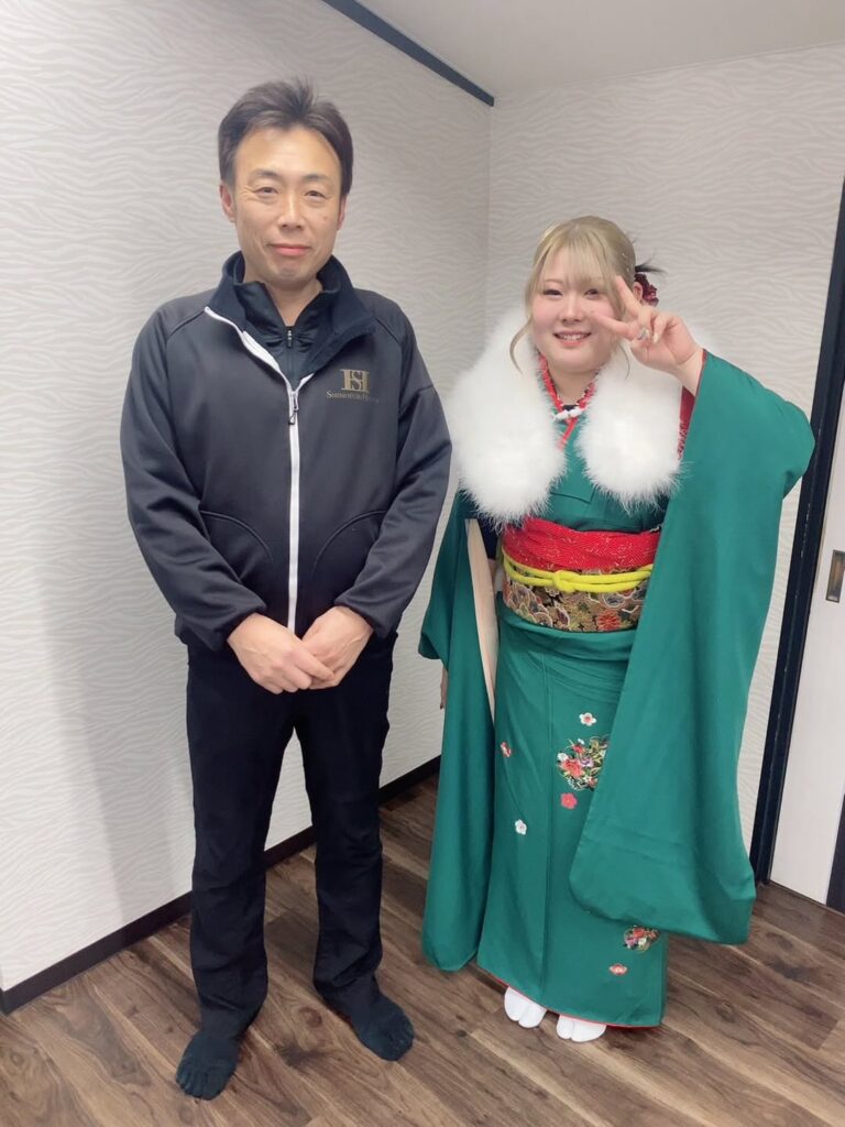 成人おめでとうございます✨霜ふり本舗スタッフが成人式を終え見せに来てくれました😊綺麗で可愛かったです✨#三重県おすすめ#成人式#霜ふり本舗#ドリームオーシャンオーシャンファーム松阪牛ランチ