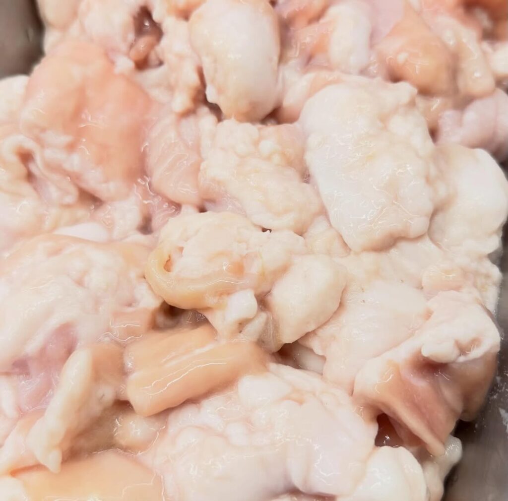 松阪牛もつ鍋は、新鮮なホルモンを使用した贅沢な鍋料理です。松阪牛のホルモンは融点が低いため、口の中でとろけるような食感と、しつこくない上品な脂の甘みが特徴です。松阪牛の枝肉からわずかしか取れ