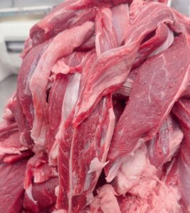 国産牛赤身すじ！g-270円（税込）じっくり煮込むほど、コラーゲンと旨みが溶け出してとろとろ・濃厚な味わいに。おでん、カレー、どて煮、煮込み料理にぜひ✨時間をかけた分だけ、ちゃんと応えてくれ