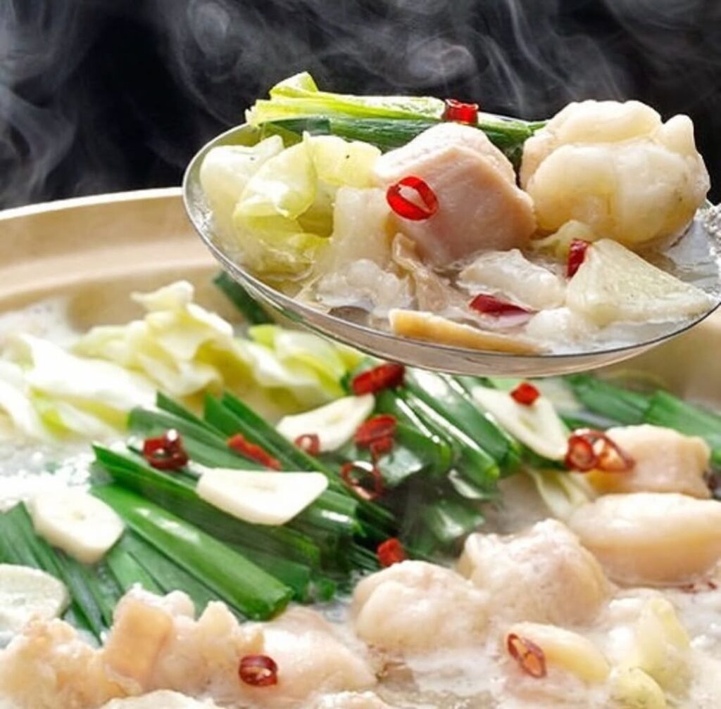 松阪牛もつ鍋は、新鮮なホルモンを使用した贅沢な鍋料理です。松阪牛のホルモンは融点が低いため、口の中でとろけるような食感と、しつこくない上品な脂の甘みが特徴です。松阪牛の枝肉からわずかしか取れ (1)