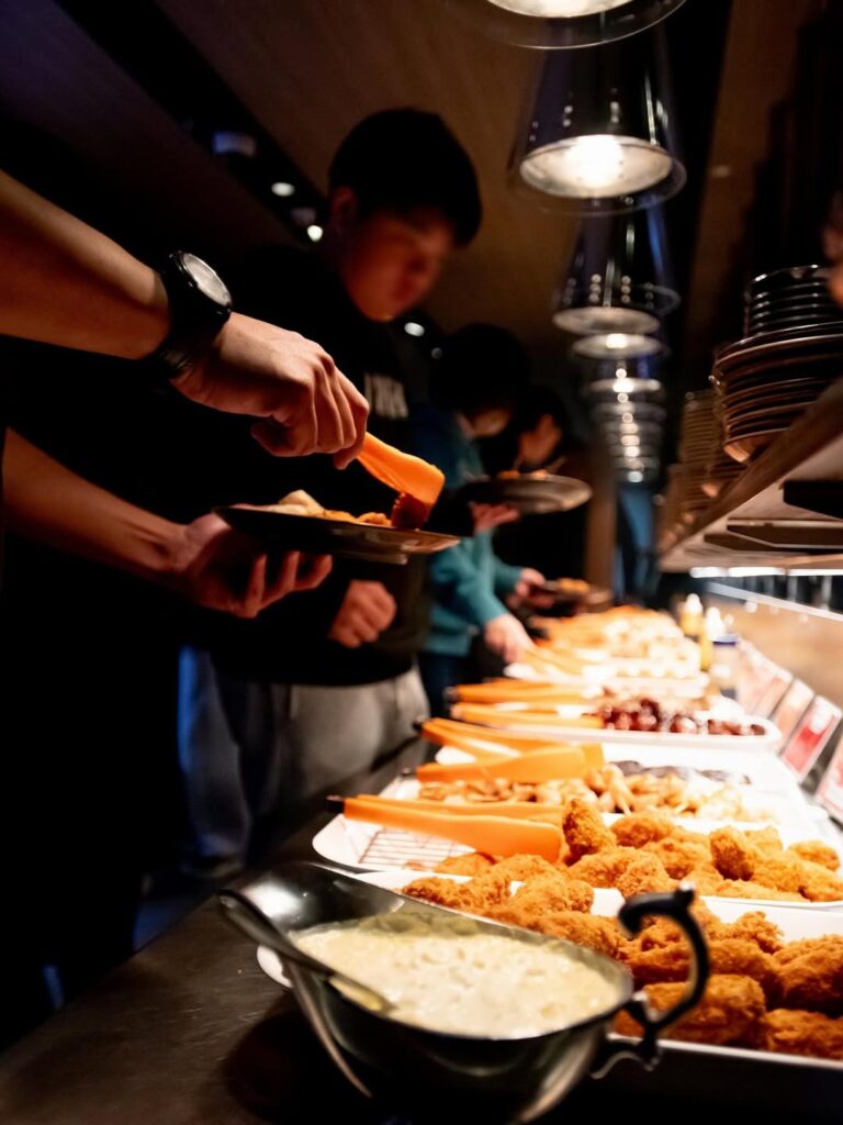 焼肉ビュッフェとは？1人席も完備でメニュー・料理は120種類以上✨