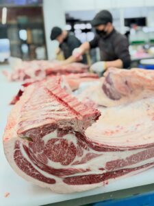 朝から本気！丁寧に解体。鮮度はスピードと技術で決まる。#朝解体#霜ふり本舗#ドリームオーシャン#オーシャンファーム#松阪牛ランチ松阪牛すき焼き松阪牛しゃぶしゃぶ松阪牛焼肉松阪牛ステーキ松阪牛