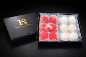 【冷凍】松阪牛入り紅白肉まん 12個入り1,849円（税込）ふっくらとした生地の中に、旨みたっぷりのミンチ肉を贅沢に使用した松阪牛入りの紅白肉まんセットです。肉まん6個と、コク深いカレーまん