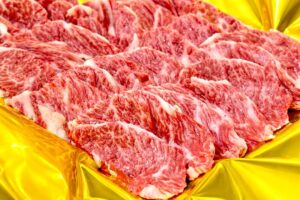 松阪牛上ハラミ100g-1,620円（税込）一頭からわずかしか取れない、幻の希少部位。噛んだ瞬間、溢れる旨みと広がる上品な脂の甘み。赤身の力強さと、とろける余韻。これは、ただのハラミじゃな
