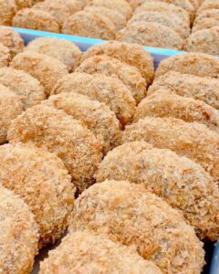 惣菜人気No.1の松阪牛入りコロッケがおすすめ✨噛んだ瞬間、ホクホクのじゃがいもと松阪牛の旨みがじゅわっと広がります。外はサクッと、中はとろっと🤤揚げたてだからこそ味わえる最高の美味しさを