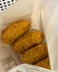 松阪牛入りコロッケ　1個162円10分で揚がりますので、お気軽にスタッフまで声かけてくださいね😊#松阪牛入りコロッケ#霜ふり本舗#ドリームオーシャン#オーシャンファーム#松阪牛ランチ松阪牛