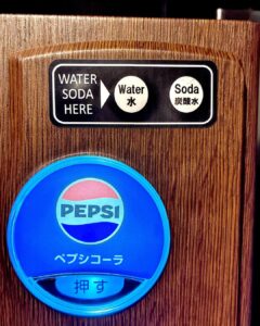 オーシャンです♪気温がグングン上昇中💦暑い時にさっぱりピッタリなドリンク。炭酸水にオーシャンゼリーとナタデココにフルーツカクテル🍊🍍🍒ちょっと気取ってオレンジを・・・トロピカルな気持ち (2)
