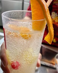 オーシャンです♪気温がグングン上昇中💦暑い時にさっぱりピッタリなドリンク。炭酸水にオーシャンゼリーとナタデココにフルーツカクテル🍊🍍🍒ちょっと気取ってオレンジを・・・トロピカルな気持ち (1)