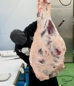 朝から仕上げる、最高峰の一頭解体から加工まで本場松阪市から、鮮度と旨みをそのままお届けします“美味しい”の裏側には、今日も変わらない職人のこだわりがあります本日もよろしくお願いいたします😊