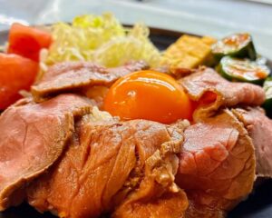 オーシャンです♪日頃お楽しみ頂いている焼肉ビュッフェ。色々な食材でオリジナル!してみて下さい。個人的に好きなローストビーフを使ってやってみました。白ごはんにポン酢を少しかけるのがポイント!色々