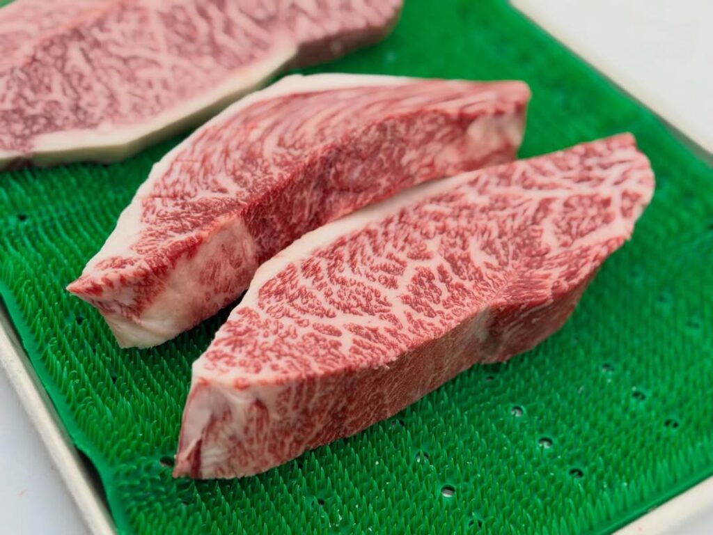 希少部位「イチボ」は、牛のお尻の先にある部位で、一頭からわずかしか取れない貴重な赤身肉です。松阪牛ならではのきめ細やかな霜降りと、赤身の濃厚な旨みを兼ね備え、柔らかな食感と上品な脂の甘みが口
