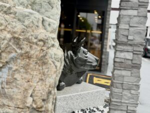 松阪牛の撫で牛の石像と記念撮影ができる三重県のフォトスポット📸🐂✨