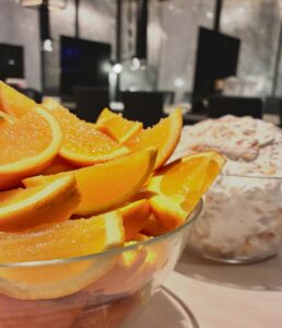 果汁たっぷり生オレンジ🍊とフルーツサラダ・デザートも食べ放題✨