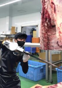 女性職人が魅せるお店✨松阪牛の筋を見極めながら丁寧に捌く🔪🥩