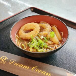 素麺と赤だし味噌汁にオニオンリングをトッピング!アレンジ最高🍜🧅✨
